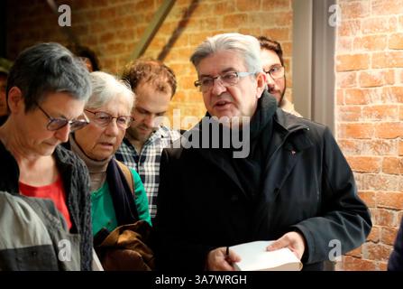 France, Paris, 2023-11-11. Jean-Luc Melenchon quitte la conférence de Kohei Saito 'le capital dans l'anthropocène' à l'IRIS Institut de relations internationales Banque D'Images