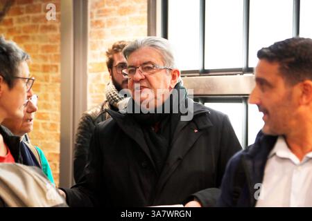 France, Paris, 2023-11-11. Jean-Luc Melenchon quitte la conférence de Kohei Saito 'le capital dans l'anthropocène' à l'IRIS Institut de relations internationales Banque D'Images