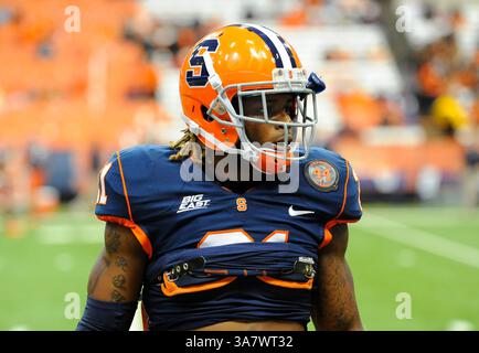 19 octobre 2012 - Syracuse, New York, U. S - 19 octobre 2012 : la sécurité de Syracuse Orange Shamarko Thomas #21 regarde avant le match contre les Huskies du Connecticut au Carrier Dome à Syracuse, New York. (Crédit image : © Rich Barnes/Cal Sport Media/ZUMAPRESS.com) Banque D'Images