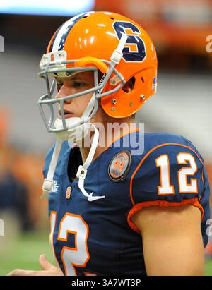 19 octobre 2012 - Syracuse, New York, U. S - 19 octobre 2012 : le quarterback Ryan Nassib #12 de Syracuse Orange regarde avant le match contre les Huskies du Connecticut au Carrier Dome à Syracuse, New York. (Crédit image : © Rich Barnes/Cal Sport Media/ZUMAPRESS.com) Banque D'Images