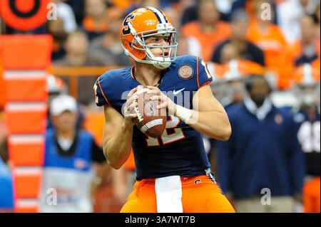 19 octobre 2012 - Syracuse, New York, U. S - 19 octobre 2012 : le quarterback Ryan Nassib #12 de Syracuse Orange scanne le terrain au deuxième quart-temps contre les Huskies du Connecticut au Carrier Dome à Syracuse, New York. (Crédit image : © Rich Barnes/Cal Sport Media/ZUMAPRESS.com) Banque D'Images