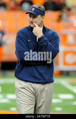 19 octobre 2012 - Syracuse, New York, U. S - 19 octobre 2012 : Doug Marrone, entraîneur-chef de Syracuse Orange, regarde avant le début du match contre les Huskies du Connecticut au Carrier Dome à Syracuse, New York. (Crédit image : © Rich Barnes/Cal Sport Media/ZUMAPRESS.com) Banque D'Images