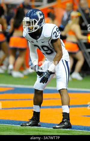 19 octobre 2012 - Syracuse, New York, U. S - 19 octobre 2012 : le cornerback Taylor Mack #29 des Huskies du Connecticut attend le coup d'envoi d'ouverture contre les Orange de Syracuse au Carrier Dome à Syracuse, New York. (Crédit image : © Rich Barnes/Cal Sport Media/ZUMAPRESS.com) Banque D'Images