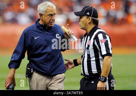 19 octobre 2012 - Syracuse, New York, U. S - 19 octobre 2012 : Paul Pasqualoni, entraîneur-chef des Huskies du Connecticut, s'entretient avec un officiel au deuxième quart-temps contre l'Orange de Syracuse au Carrier Dome de Syracuse, New York. (Crédit image : © Rich Barnes/Cal Sport Media/ZUMAPRESS.com) Banque D'Images