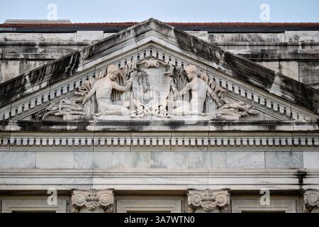 WASHINGTON DC — le fronton sculpté en calcaire représentant les cultures céréalières orne le bâtiment administratif du Département de l'Agriculture des États-Unis à Washington DC. Sculpté par Sheridan Whiteside dans les années 1930, cet élément architectural classique présente des représentations allégoriques de l'agriculture américaine axées sur les céréales et les thèmes des récoltes. Le siège de l'USDA, conçu dans le style Beaux-Arts, a été achevé en 1930 dans le cadre de l'expansion du gouvernement fédéral le long de l'avenue de l'indépendance. Banque D'Images