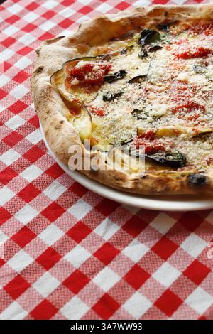 pizza spéciale au parmesan sur nappe Banque D'Images