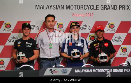 20 oct. 2012 - Sepang, Sepang, Malaisie - gagnant de la Pole position dans la conférence de presse qualificative du Grand Prix de moto de Malaisie 2012. Pol Espargaro (Tuenti Movil HP 40, Espagne, Moto2), Jorge Lorenzo (Yamaha Factory Racing, Espagne, MotoGP), Sepang International circuit Officer et Zulfahmi Kahiruddin (AirAsia-SIC Ajo, Malaisie, Moto3) (crédit image : © Robertus Pudyanto/ZUMAPRESS.com) Banque D'Images