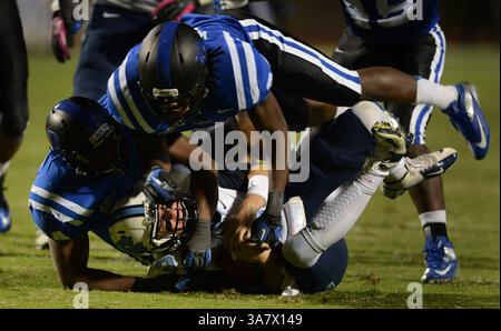 20 octobre 2012 - Durham, NC, USA - le défenseur du duc Kenny Anunike (84) aplatit le quarterback de Caroline du Nord Bryn Renner (2) au troisième quart-temps. Les Duke Blue Devils ont battu les North Carolina Tar Heels, 33-30, au Wallace Wade Stadium de Durham, Caroline du Nord, samedi 20 octobre 2012. (Crédit image : © Chuck Liddy/MCT/ZUMAPRESS.com) Banque D'Images