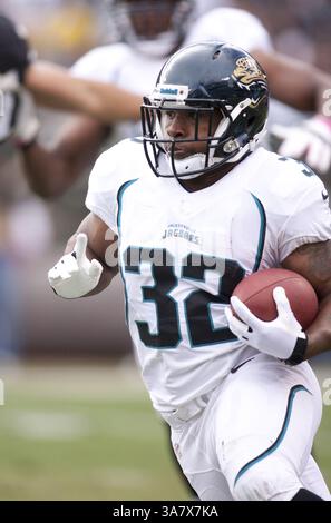 21 octobre 2012 - Oakland, CA, USA - Jacksonville Jaguars Running back Maurice Jones-Drew contre les Raiders d'Oakland lors du premier quart-temps d'un match de football de la NFL le dimanche 21 octobre 2012 au O.co Coliseum d'Oakland, Californie. Les Raiders ont gagné, 26-23 en prolongation. Jones-Drew, l'ancienne star du lycée de la salle, s'est blessée à la cheville lors de cette pièce et a quitté la partie. (Crédit image : © D. Ross Cameron/MCT/ZUMAPRESS.com) Banque D'Images