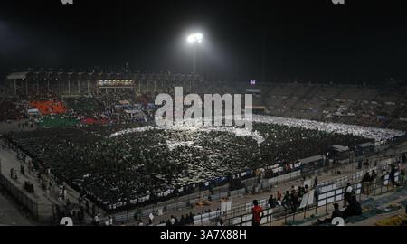 22 octobre 2012 - la jeunesse pakistanaise fabrique le plus grand drapeau national humain avec l'aide de 24 200 étudiants lors du festival de la jeunesse du Pendjab à Lahore, le 22 octobre 2012. pakistanais battant le précédent record établi par 21 726 participants à Hong Kong en 2007. Gareth Daeves, arbitre des records du monde Guinness (GWR), a annoncé que le Pakistan avait établi le record du monde en fabriquant le plus grand drapeau humain (crédit image : © Rana Irfan Ali/ZUMAPRESS.com) Banque D'Images