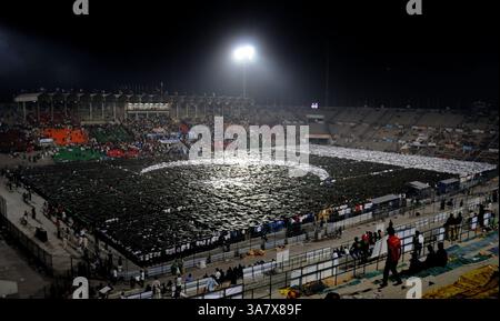 22 octobre 2012 - la jeunesse pakistanaise fabrique le plus grand drapeau national humain avec l'aide de 24 200 étudiants lors du festival de la jeunesse du Pendjab à Lahore, le 22 octobre 2012. pakistanais battant le précédent record établi par 21 726 participants à Hong Kong en 2007. Gareth Daeves, arbitre des records du monde Guinness (GWR), a annoncé que le Pakistan avait établi le record du monde en fabriquant le plus grand drapeau humain (crédit image : © Rana Irfan Ali/ZUMAPRESS.com) Banque D'Images