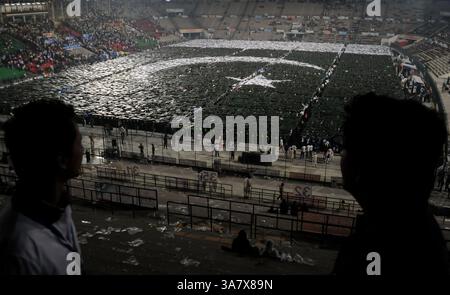 22 octobre 2012 - la jeunesse pakistanaise fabrique le plus grand drapeau national humain avec l'aide de 24 200 étudiants lors du festival de la jeunesse du Pendjab à Lahore, le 22 octobre 2012. pakistanais battant le précédent record établi par 21 726 participants à Hong Kong en 2007. Gareth Daeves, arbitre des records du monde Guinness (GWR), a annoncé que le Pakistan avait établi le record du monde en fabriquant le plus grand drapeau humain (crédit image : © Rana Irfan Ali/ZUMAPRESS.com) Banque D'Images