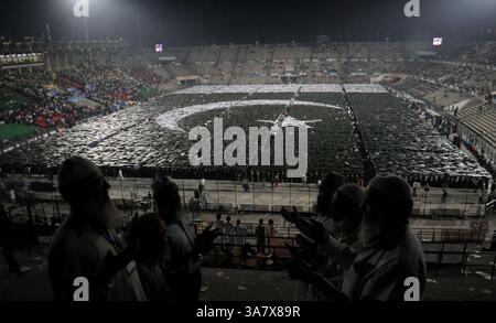22 octobre 2012 - la jeunesse pakistanaise fabrique le plus grand drapeau national humain avec l'aide de 24 200 étudiants lors du festival de la jeunesse du Pendjab à Lahore, le 22 octobre 2012. pakistanais battant le précédent record établi par 21 726 participants à Hong Kong en 2007. Gareth Daeves, arbitre des records du monde Guinness (GWR), a annoncé que le Pakistan avait établi le record du monde en fabriquant le plus grand drapeau humain (crédit image : © Rana Irfan Ali/ZUMAPRESS.com) Banque D'Images