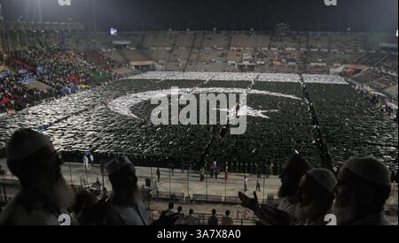 22 octobre 2012 - la jeunesse pakistanaise fabrique le plus grand drapeau national humain avec l'aide de 24 200 étudiants lors du festival de la jeunesse du Pendjab à Lahore, le 22 octobre 2012. pakistanais battant le record précédent établi par 21 726 participants à Hong Kong en 2007. Gareth Daeves, arbitre des records du monde Guinness (GWR), a annoncé que le Pakistan a établi le record du monde en faisant le plus grand drapeau humain. (Crédit image : © Rana Irfan Ali/ZUMAPRESS.com) Banque D'Images