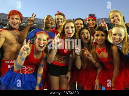 18 octobre 2012 - Dallas, Texas, États-Unis d'Amérique - les fans des Mustangs méthodistes du Sud célèbrent le match entre les Mustangs SMU et les Cougars de Houston au stade Gerald J. Ford de Dallas, Texas. SMU a battu Houston 72-42. (Crédit image : © Matt Pearce/ZUMAPRESS.com) Banque D'Images