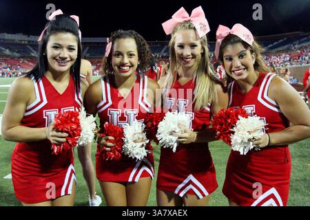 18 octobre 2012 - Dallas, Texas, États-Unis d'Amérique - les Cheerleaders des Cougars de Houston se produisent pendant le match entre les Mustangs de SMU et les Cougars de Houston au stade Gerald J. Ford de Dallas, Texas. SMU a battu Houston 72-42. (Crédit image : © Matt Pearce/ZUMAPRESS.com) Banque D'Images