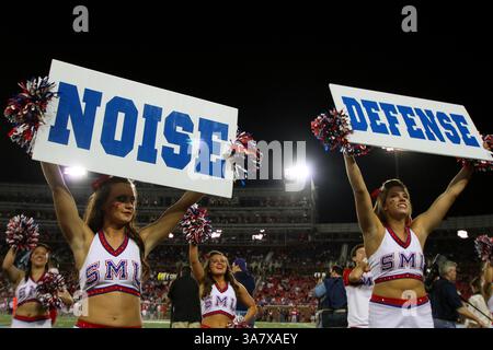 18 octobre 2012 - Dallas, Texas, États-Unis d'Amérique - les meneurs des Mustangs méthodistes du Sud jouent pendant le match entre les Mustangs SMU et les Cougars de Houston au stade Gerald J. Ford de Dallas, Texas. SMU a battu Houston 72-42. (Crédit image : © Matt Pearce/ZUMAPRESS.com) Banque D'Images