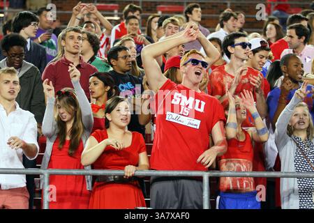18 octobre 2012 - Dallas, Texas, États-Unis d'Amérique - les fans des Mustangs méthodistes du Sud célèbrent le match entre les Mustangs SMU et les Cougars de Houston au stade Gerald J. Ford de Dallas, Texas. SMU a battu Houston 72-42. (Crédit image : © Matt Pearce/ZUMAPRESS.com) Banque D'Images