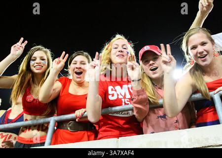 18 octobre 2012 - Dallas, Texas, États-Unis d'Amérique - les fans des Mustangs méthodistes du Sud célèbrent le match entre les Mustangs SMU et les Cougars de Houston au stade Gerald J. Ford de Dallas, Texas. SMU a battu Houston 72-42. (Crédit image : © Matt Pearce/ZUMAPRESS.com) Banque D'Images