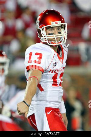 18 octobre 2012 - Dallas, Texas, États-Unis d'Amérique - le quarterback des Cougars de Houston Crawford Jones #13 signale sur la ligne de touche pendant le match entre les Mustangs de SMU et les Cougars de Houston au stade Gerald J. Ford à Dallas, Texas. SMU a battu Houston 72-42. (Crédit image : © Matt Pearce/ZUMAPRESS.com) Banque D'Images