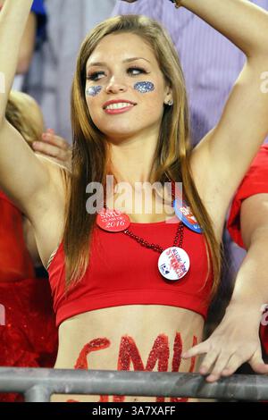 18 octobre 2012 - Dallas, Texas, États-Unis d'Amérique - les fans des Mustangs méthodistes du Sud célèbrent le match entre les Mustangs SMU et les Cougars de Houston au stade Gerald J. Ford de Dallas, Texas. SMU a battu Houston 72-42. (Crédit image : © Matt Pearce/ZUMAPRESS.com) Banque D'Images