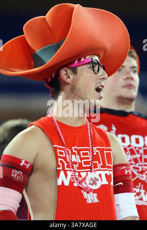 18 octobre 2012 - Dallas, Texas, États-Unis d'Amérique - Un fan des Cougars de Houston regarde son équipe pendant le match entre les Mustangs SMU et les Cougars de Houston au stade Gerald J. Ford à Dallas, Texas. SMU a battu Houston 72-42. (Crédit image : © Matt Pearce/ZUMAPRESS.com) Banque D'Images