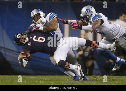 22 octobre 2012 - Chicago, Illinois, États-Unis - le quarterback des Chicago Bears, JAY CUTLER CUTLER (6 ans), est blessé lors d'un coup de tacle défensif des Lions de Détroit NDAMUKONG SUH (90 ans) au deuxième quart-temps à Soldier Field. (Crédit image : © Brian Cassella/MCT/ZUMAPRESS.com) Banque D'Images
