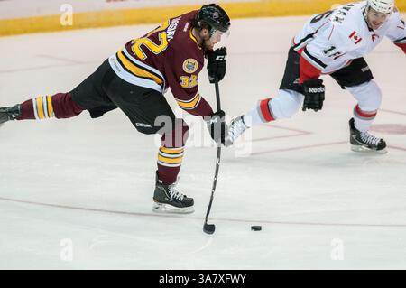20 octobre 2012 - Abbotsford, C.-B., Canada - ZACK KASSIAN (32), Winger Right Wolves de Chicago, tire un coup et marque le seul but des Wolves - Abbotsford Heat a vaincu les Chicago Wolves 4-1 au Abbotsford Entertainment & Sports Center (crédit image : © William Stewart/ZUMAPRESS.com) Banque D'Images