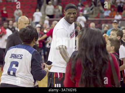 23 octobre 2012 - Raleigh, Caroline du Nord, États-Unis - LeBron James (6) de Heat est entouré de fans après 98-92 la victoire de Miami sur les Bobcats de Charlotte lors d'un match hors concours le mardi 23 octobre 2012 au PNC Arena de Raleigh, Caroline du Nord. (Crédit image : © Robert Willett/MCT/ZUMAPRESS.com) Banque D'Images