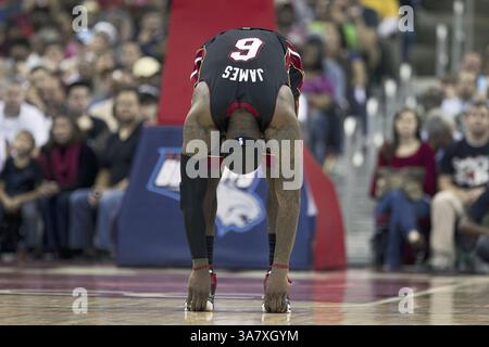23 octobre 2012 - Raleigh, Caroline du Nord, États-Unis - LeBron James (6) de Heat s'étend au troisième quart de la victoire 98-92 de Miami sur les Bobcats de Charlotte lors d'un match hors concours le mardi 23 octobre 2012 au PNC Arena de Raleigh, Caroline du Nord. (Crédit image : © Robert Willett/MCT/ZUMAPRESS.com) Banque D'Images