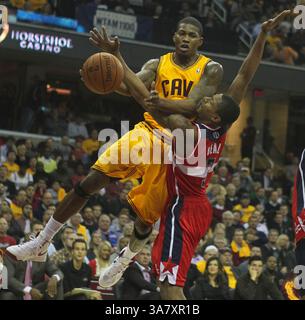 30 octobre 2012 - Cleveland, OH, USA - Alonzo Gee, à gauche, des cavaliers de Cleveland, obtient une passe-passe malgré la défense de Bradley Beal des Wizards de Washington au deuxième quart-temps à Quicken Loans Arena le mardi 30 octobre 2012, à Cleveland, Ohio. Les Cavs ont dépassé les Wizards, 94-84. (Crédit image : © Ed Suba Jr/MCT/ZUMAPRESS.com) Banque D'Images