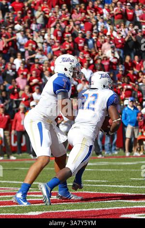 3 novembre 2012 : Tulsa QB Cody Green #7 met la balle dans le ventre de Trey Watts #22. Les Razorbacks de l'Arkansas battent le Tulsa Golden Hurricane 19-15 au Donald W. Reynolds Stadium de Fayetteville, AR. Richey Miller/CSM(crédit image : © Richey Miller/Cal Sport Media/ZUMAPRESS.com) Banque D'Images