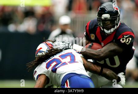 4 novembre 2012 - Houston, Texas, États-Unis d'Amérique - nov 04 2012 : le récepteur Andre Johnson #80 des Texans de Houston cherche à esquiver le dos défensif des Buffalo Bills Stephon Gilmore #27 pendant le match de football NFL entre les Texans de Houston et les Buffalo Bills du reliant Stadium de Houston, au Texas. Houston Won, 21-9.(image crédit : © Erik Williams/Cal Sport Media/ZUMAPRESS.com) Banque D'Images