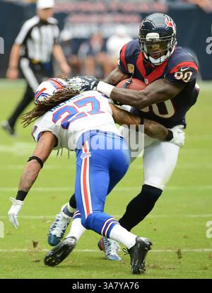 4 novembre 2012 - Houston, TX, USA - Andre Johnson (80) des Texans de Houston échappe au tacle de Stephon Gilmore (27) des Buffalo Bills dans la seconde moitié de la victoire 21-9 des Texans le dimanche 4 novembre 2012 à Houston, Texas. (Crédit image : © George Bridges/MCT/ZUMAPRESS.com) Banque D'Images