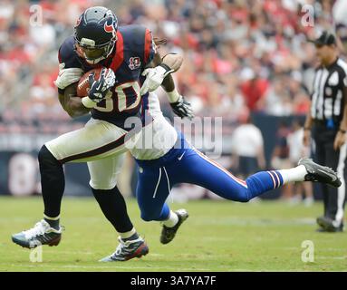 4 novembre 2012 - Houston, TX, USA - Andre Johnson (80) des Texans de Houston échappe au tacle de Stephon Gilmore (27) des Buffalo Bills dans la seconde moitié de la victoire 21-9 des Texans le dimanche 4 novembre 2012 à Houston, Texas. (Crédit image : © George Bridges/MCT/ZUMAPRESS.com) Banque D'Images