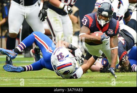 4 novembre 2012 - Houston, Texas, États-Unis - ARIAN FOSTER (23) des Texans de Houston plonge pour des yards supplémentaires alors qu'il est attaqué par GEORGE WILSON (37) des Bills de Buffalo dans la première moitié de leur match. (Crédit image : © George Bridges/MCT/ZUMAPRESS.com) Banque D'Images