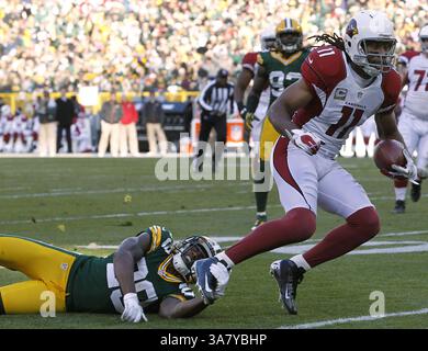 4 novembre 2012 - Green Bay, WI, États-Unis - les Cardinaux de l'Arizona Larry Fitzgerald se fait trébucher par le Tramon Williams des Packers de Green Bay après une réception de neuf yards au cours du troisième quart-temps de leur match le dimanche 4 novembre 2012 au lambeau Field à Green Bay, Wisconsin. Les Packers de Green Bay battent les Cardinals de l'Arizona 31-17. (Crédit image : © Mark Hoffman/MCT/ZUMAPRESS.com) Banque D'Images