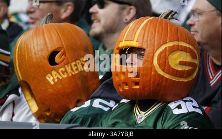 4 novembre 2012 - Green Bay, WI, États-Unis - les fans de Packers Matt Adams, à gauche, et Kyle Vesperman entrent dans l'esprit d'Halloween pour le match du dimanche 4 novembre 2012 au lambeau Field à Green Bay, Wisconsin. Les Packers de Green Bay battent les Cardinals de l'Arizona 31-17. (Crédit image : © John Klein/MCT/ZUMAPRESS.com) Banque D'Images