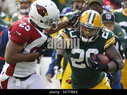 4 novembre 2012 - Green Bay, WI, États-Unis - Green Bay Packers Alex Green gronde de 21 yards avant d'être chassé des limites par les Cardinals de l'Arizona Kerry Rhodes pendant le premier quart de leur match dimanche 4 novembre 2012 au lambeau Field à Green Bay, Wisconsin. Les Packers de Green Bay battent les Cardinals de l'Arizona 31-17. (Crédit image : © Mark Hoffman/MCT/ZUMAPRESS.com) Banque D'Images