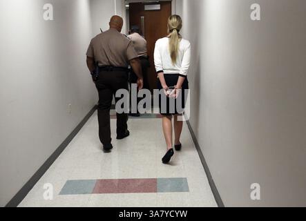 15 février 2013 - Miami, Floride, États-Unis - KARLIE TOMICA, 20 ans, accusée de l'homicide involontaire coupable du chef Stefano Riccioletti de 49 ans à South Beach le 28 janvier 2013, est emmenée dans un couloir arrière menotté alors qu'elle est emmenée en prison après que la juge Migna Sanchez-Llorens a émis un cautionnement de 77 000 $ pour elle vendredi. (Crédit image : © Emily Michot/MCT/ZUMAPRESS.com) Banque D'Images