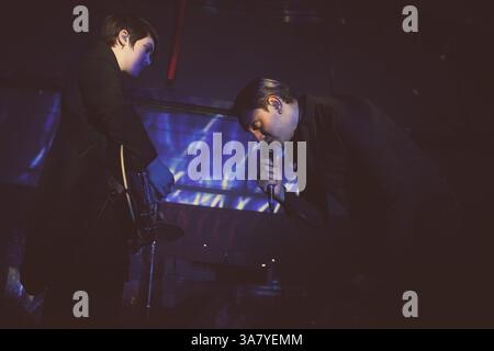 15 février 2013 - Tulsa, Oklahoma, U. S - ROMY Madley CROFT et OLIVER SIM du groupe indie pop anglais The XX se produisent au Cain's Ballroom le 15 février 2013 à Tulsa, Oklahoma. (Crédit image : © Kevin Pyle/ZUMAPRESS.com) Banque D'Images