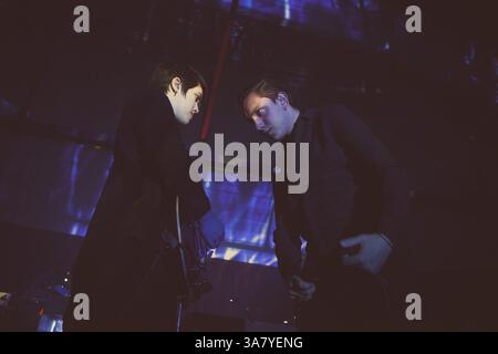 15 février 2013 - Tulsa, Oklahoma, U. S - ROMY Madley CROFT et OLIVER SIM du groupe indie pop anglais The XX se produisent au Cain's Ballroom le 15 février 2013 à Tulsa, Oklahoma. (Crédit image : © Kevin Pyle/ZUMAPRESS.com) Banque D'Images