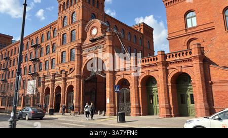 Porte d'entrée en brique au bâtiment de l'usine de coton Izrael Poznanski avec de grandes caractéristiques décoratives. Vue sur la rue du bâtiment à Lodz, Polski Banque D'Images