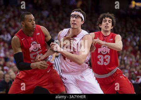 17 février 2013 - Madison, Wisconsin, États-Unis d'Amérique - 17 février 2013 : L'attaquant du Wisconsin Frank Kaminsky #44 se bat pour un rebond entre la garde de l'État de l'Ohio Amedeo Della Valle #33 et le centre Trey McDonald #55. Les Badgers du Wisconsin battent les Buckeyes de l'Ohio State 71-49 au Kohl Center de Madison, WISCONSIN. John Fisher/CSM. (Crédit image : © John Fisher/Cal Sport Media/ZUMAPRESS.com) Banque D'Images