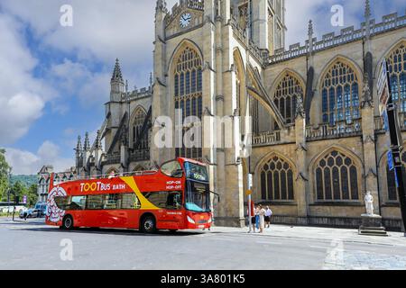 Bus touristique Toot à impériale à toit ouvert devant l'abbaye de Bath, Bath, Somerset, Angleterre, Royaume-Uni Banque D'Images