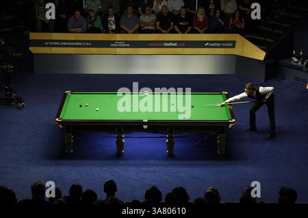3 mai 2013 - 03.05.2013 - SHEFFIELD, ANGLETERRE -JUDD TRUMP en action contre RONNIE O'SULLIVAN, 3ème session de demi-finale au Championnat du monde de snooker, au Crucible Theatre le 3 mai 2013 à Sheffield, Angleterre (crédit image : © Michael Cullen/ZUMAPRESS.com) Banque D'Images