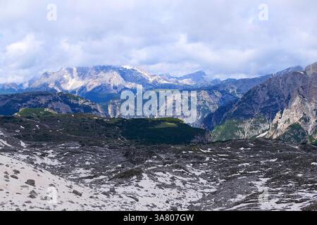 Vue panoramique sur le magnifique paysage avec des montagnes enneigées depuis le col de Forcella-Lavaredo dans les Dolomites du Tyrol du Sud Banque D'Images