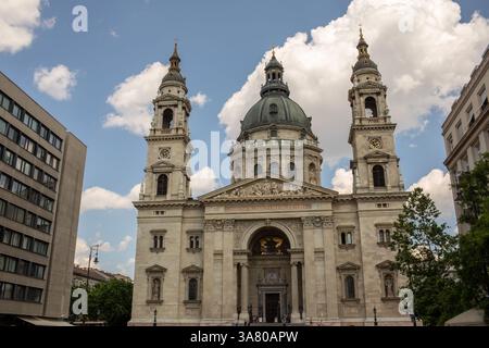 Budapest, Hongrie - 18 juin 2023 : vue de la cathédrale Saint-Étienne par une journée ensoleillée Banque D'Images