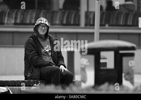Hässleholm, Skåne, Suède. Mars 27 2025. Des gens dans la rue. Banque D'Images