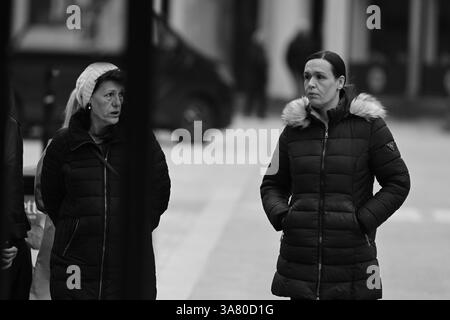 Hässleholm, Skåne, Suède. Mars 27 2025. Des gens dans la rue. Banque D'Images